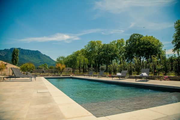 Roland Paix - Lieux d'évènements - Location Château St-Julien - Location lieux de mariage - Alpilles