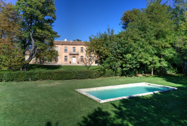 Roland Paix - Lieux d'évènements - Location Domaine de Violaine - Location lieux d'événement - Bouches du Rhône